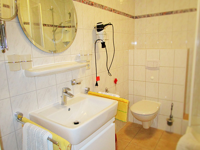 Modernes Badezimmer…