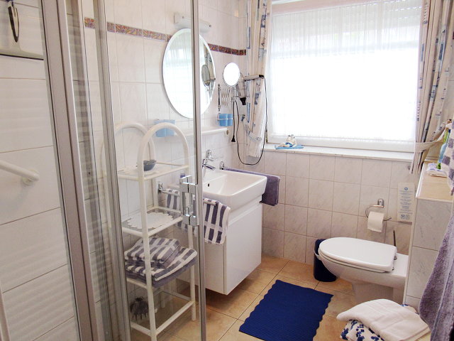 Helles Badezimmer mit Dusche